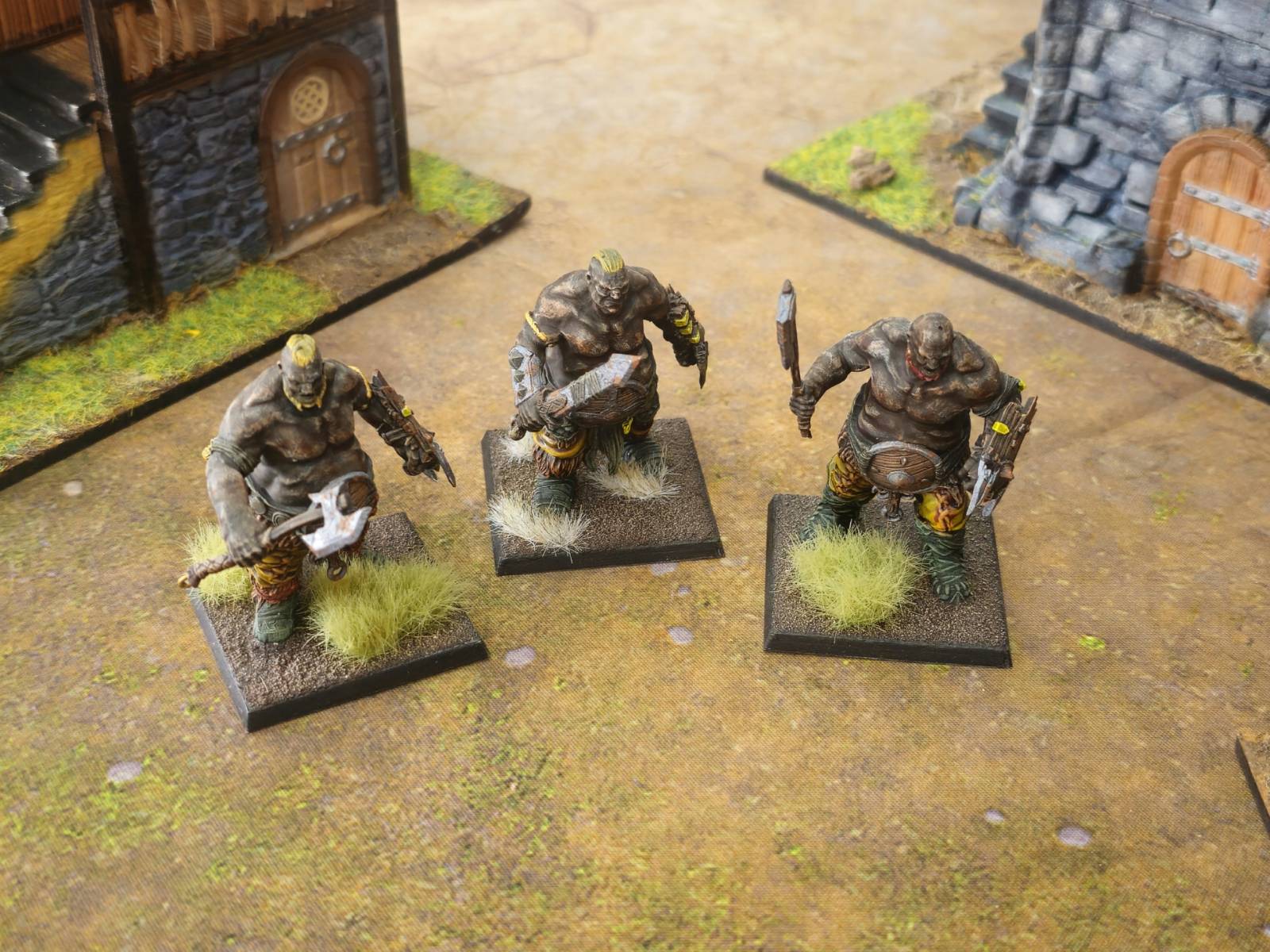 Trois figurines d’ogres peintes à la main